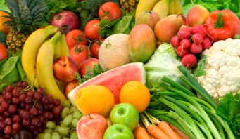 best food for healthy skin, a selection of fruits and vegetables