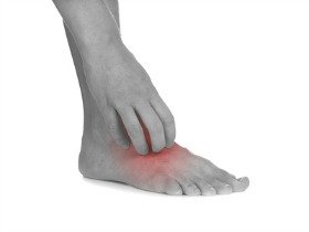 scratching an itchy foot rash or athletes foot